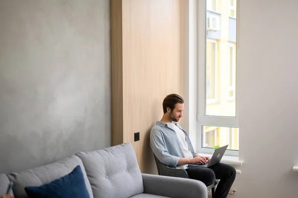 Knappe vent brengt tijd door in netwerken — Stockfoto