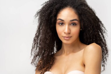 Stüdyoda beyaz tenli, tasasız mutlu bir bayan. Çekici, aktif ve zinde bir kadın. Dinleniyor, kameraya bakıyor, gülümsüyor.