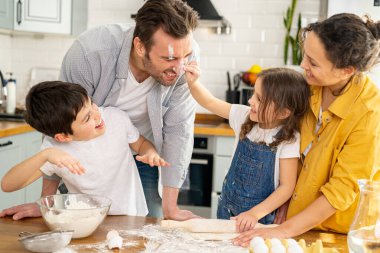 Mutlu aile turta ya da kurabiye hazırlıyor, hafta sonları iyi eğlenceler.