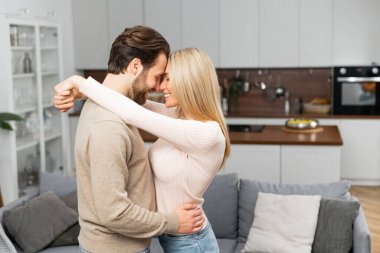 Sakallı adam ve beyaz kadın yeni boş bir evde dans ediyorlar. Kiralık dairede taşınmaya bayılan beyaz bir çift.