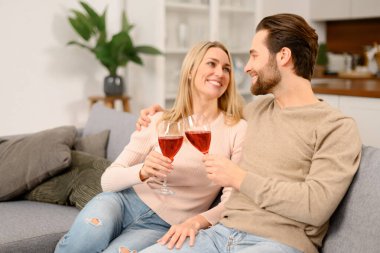 Şarapla uyumlu evli bir çift romantik bir buluşma, işten sonra evde dinlenme, birlikte zaman geçirme. Eşler önemli tarihi kutluyor