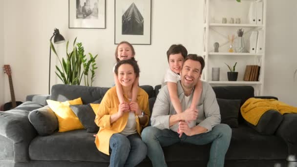 Felices juntos. Retrato de alegre familia multirracial de cuatro — Vídeo de stock