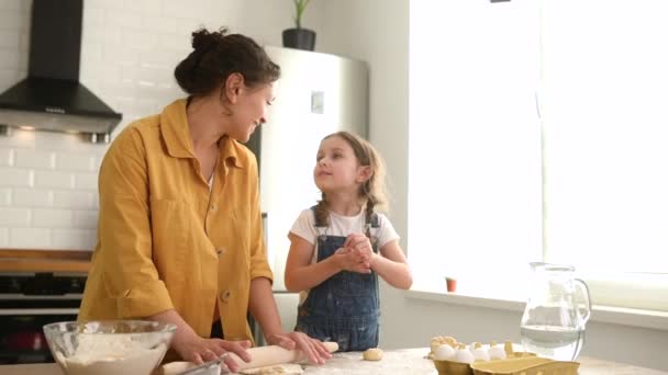 Zärtliches Porträt von Mutter und kleiner süßer Tochter beim gemeinsamen Kochen — Stockvideo