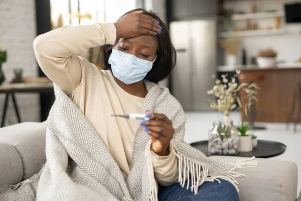 마스크를 쓰고 체온을 재는 아프리카 계 미국인 여자가 아파 — 스톡 사진