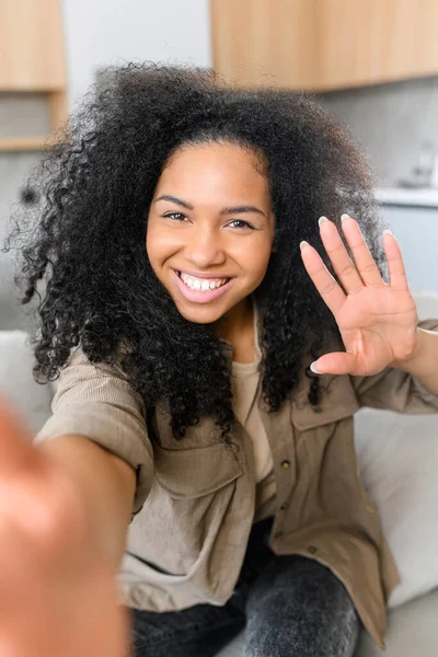 친절 한 젊은 아프리카 계 미국인 여성 카메라를 보고 손을 흔드는 — 스톡 사진