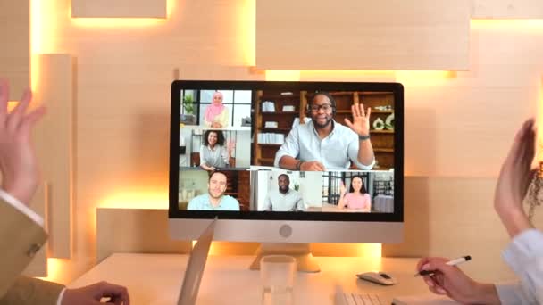 Online möte koncept. Multiracial workteam har online videomöte — Stockvideo