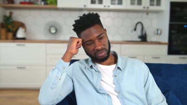 집에 혼자 앉아 있는 지루 한 아프리카 계 미국인 남자는 심각 한 실망감을 느낀다 — 비디오
