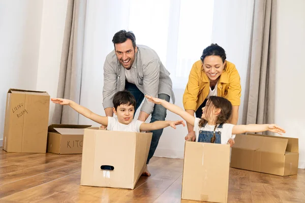 So fun. Happy family relocated in new home, unpacking together — Stock Photo, Image