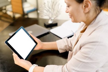 Kadın ellerinde boş ekran ile dijital tablette arka plan görünümü