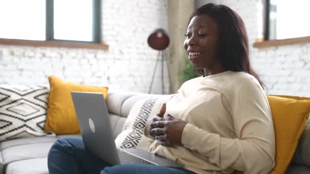 Veselá africko-americká žena mluví s účastníky během online setkání — Stock video