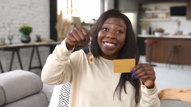 新しい家やアパートに住む多人種の女性 — ストック動画