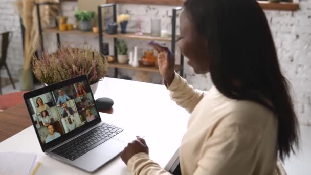 Virtuální setkání se skupinou různorodých lidí, mladá žena ráda potkává přátele on-line — Stock video
