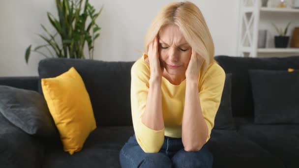 Seniorin leidet unter starken Kopfschmerzen, fühlt sich unwohl, hat Probleme, Probleme — Stockvideo