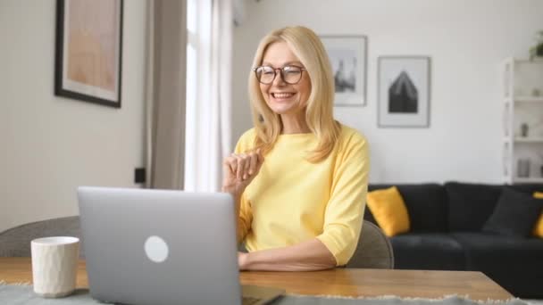 Sonriendo mujer mayor saludando a la webcam, hembra tiene videollamada — Vídeo de stock