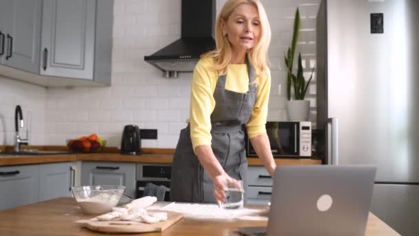 Mulher cozinhando e processo de streaming por laptop, conduz aula de vídeo culinária — Vídeo de Stock