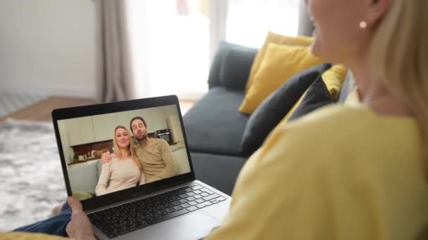 Senior fêmea tem reunião online no laptop — Vídeo de Stock