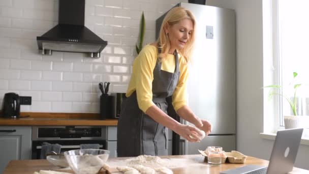 Wesoła kobieta w średnim wieku przygotowuje ciasto i transmituje je w mediach społecznościowych — Wideo stockowe