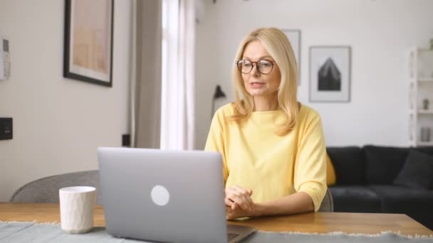 Jovem feliz agradável mulher olhando para a tela do laptop, segurando reunião de chamada de vídeo — Vídeo de Stock