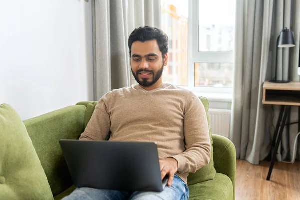 Indiase stijlvolle man praten via videogesprek, bespreken van het arbeidsproces, werkgever leiden sollicitatiegesprek laptop scherm, zakenman praten met klant — Stockfoto