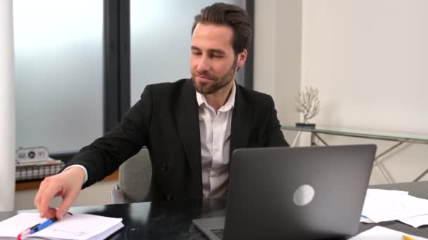 Bonito focado jovem empresário em desgaste formal usando laptop — Vídeo de Stock