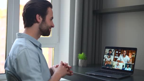 Caucásico hombre usando el ordenador portátil para la conexión de vídeo con amigos — Vídeos de Stock
