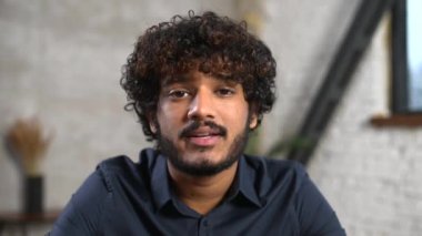 Uzaktaki Hintli erkek çalışanla görüntülü sohbet.