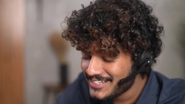 Uzaktan çalışma, teknoloji ve insan konsepti. Kulaklıklı mutlu adam.