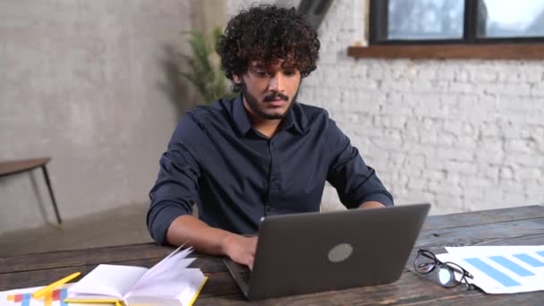 Retrato de sonriente y amigable freelancer masculino multiétnico — Vídeos de Stock