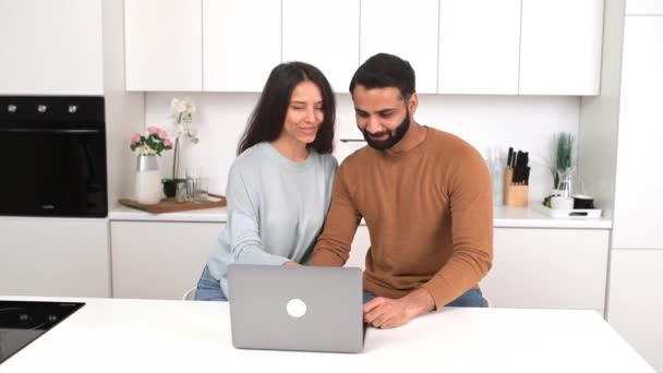 Positieve Indiase paar in de liefde brengt tijd samen thuis, met behulp van laptop voor web surfen — Stockvideo
