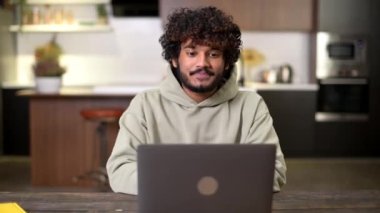 Uzaktan görüşme, merhaba demek, webcam 'e bakmak, görmek güzel. Video çağrısı kavramı