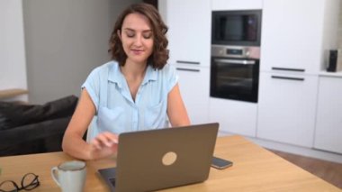 Kahve molası veren mutlu iş kadını.