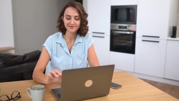Szczęśliwa bizneswoman po przerwie na kawę — Wideo stockowe