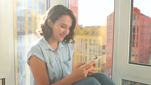 与朋友用智能手机进行视频通话的积极年轻女性 — 图库视频影像