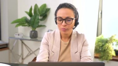 Çekici orta yaşlı iş kadını, öğretmen, kulaklık takan online öğretmen.