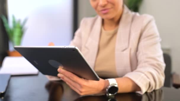Digitális táblagép szelektív fókusza női kezekben, női irodai alkalmazott modullal — Stock videók