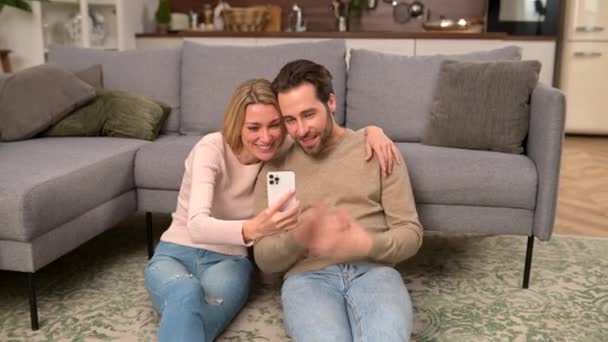 Θετικό ζευγάρι που χρησιμοποιεί smartphone για βιντεοκλήση — Αρχείο Βίντεο