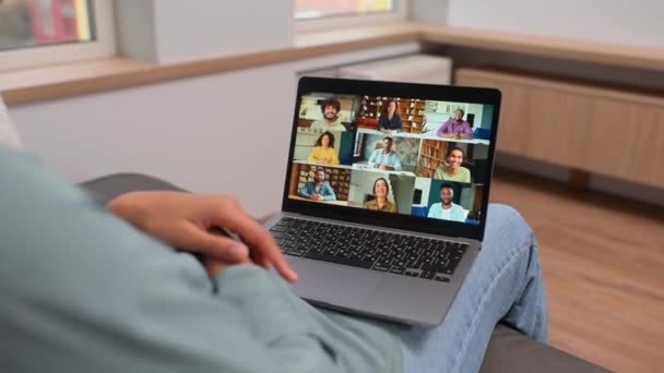非裔美国妇女使用应用程序与同事进行远程视频交流 — 图库视频影像
