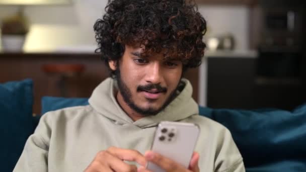 Šťastný spokojený muž drží smartphone a usmívá se dělá ano gesto — Stock video