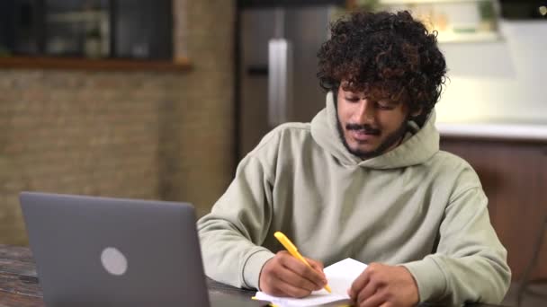 Πολυφυλετικός μαθητής που σπουδάζει εξ αποστάσεως, χρησιμοποιώντας φορητό υπολογιστή για την παρακολούθηση online μαθημάτων — Αρχείο Βίντεο