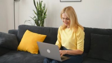 Modern 50 'li yaşlardaki olgun kadınlar hafta sonlarının keyfini çıkarırlar.