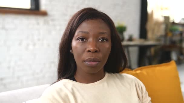 Close-up portræt på multiracial kvinde i hjemmet interiør – Stock-video