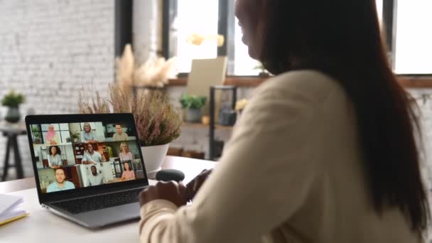 Jovem afro-americana usando laptop para reunião virtual com colegas — Vídeo de Stock