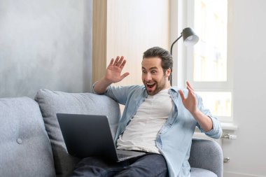 - Başardık. Günlük gömlekli genç adam iş başarısı, başarılı bir anlaşma ve kâr artışıyla seviniyor. Dizüstü bilgisayara baktı ve ellerini kaldırdı.