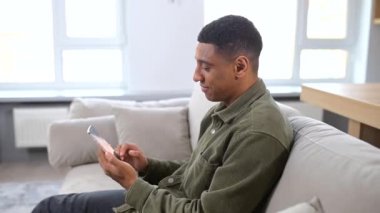 Yakışıklı adam mesajlaşmak, mesajlaşmak için akıllı telefon kullanıyor.