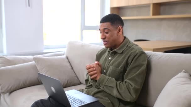 Χαρούμενος ανέμελος τύπος που χρησιμοποιεί φορητό υπολογιστή για σύνδεση βίντεο — Αρχείο Βίντεο