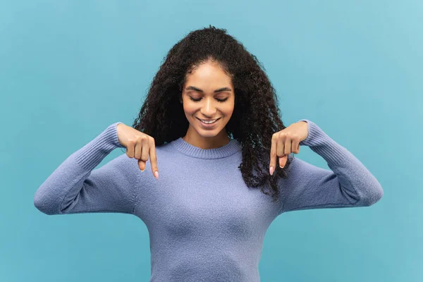 Çekici genç Afro-Amerikalı kadın işaret parmaklarıyla işaret ediyor — Stok fotoğraf