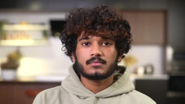 Retrato de despreocupado jovem indiana cara — Vídeo de Stock