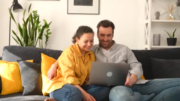 Família feliz de quatro passa fim de semana em casa — Vídeo de Stock