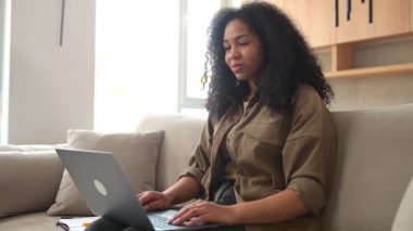 Video görüşmesi, video konferansı, online toplantı.