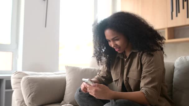 Mujer muy alegre mirando la pantalla del teléfono, celebrando el éxito — Vídeo de stock